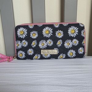 Simply Southern Black Daisy Print Zip Around Wristlet Wallet